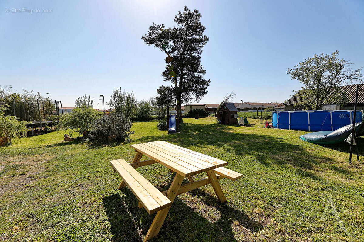 Maison à SAINT-MACAIRE-EN-MAUGES