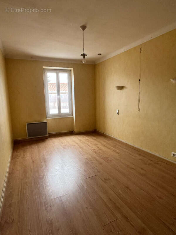 Maison à MONTFAUCON-MONTIGNE