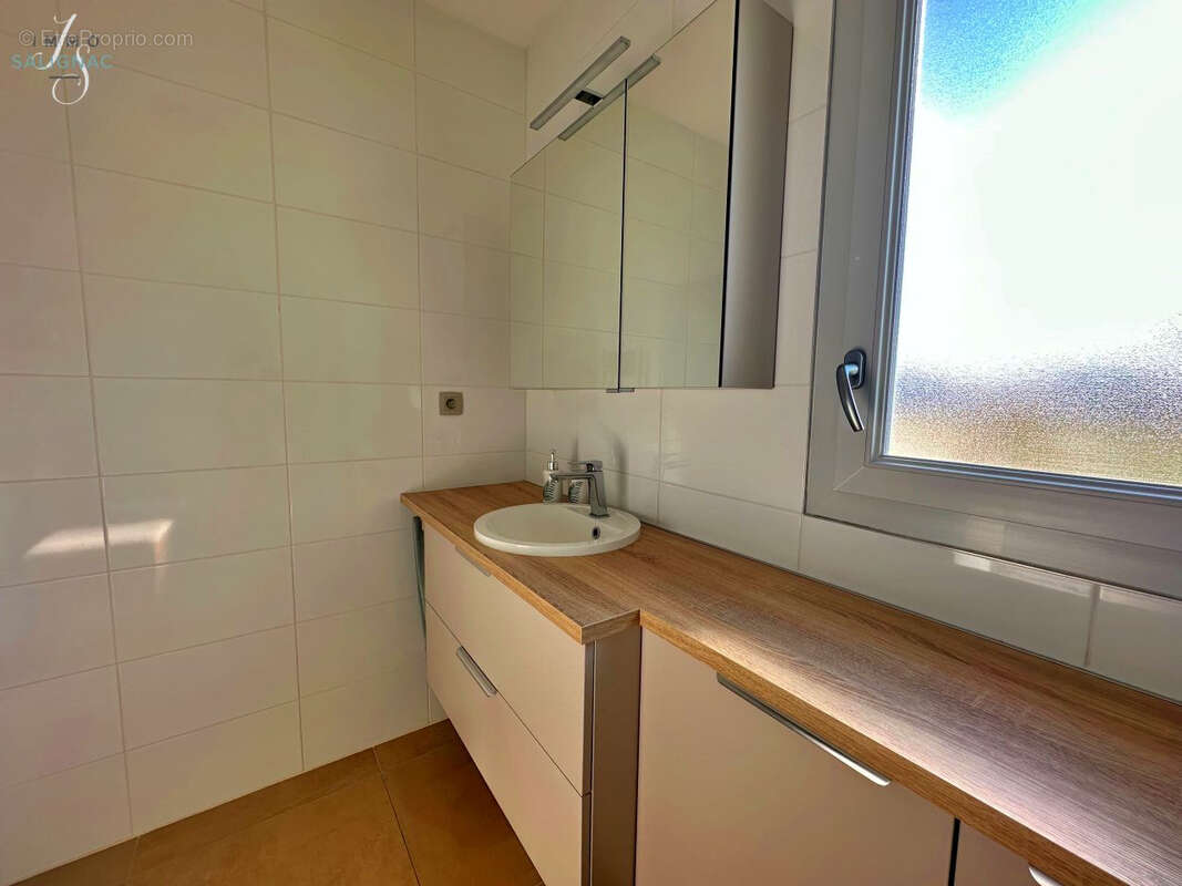 Appartement à PERONNAS