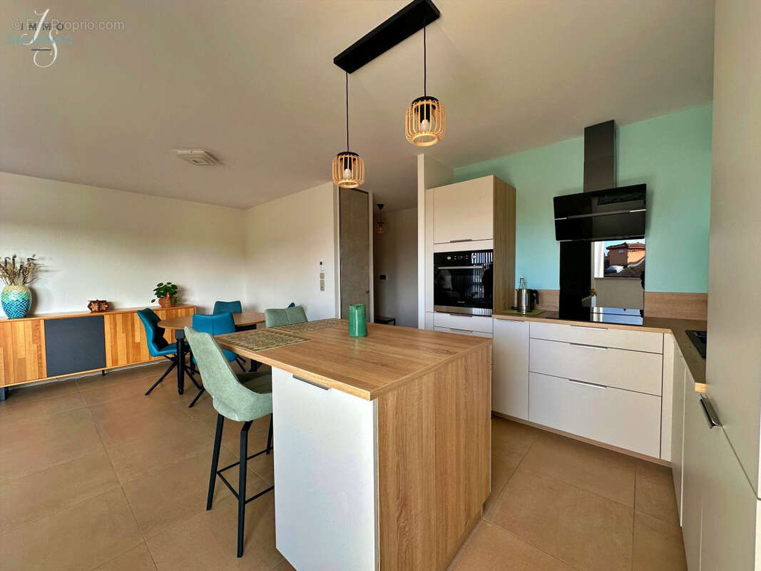 Appartement à PERONNAS