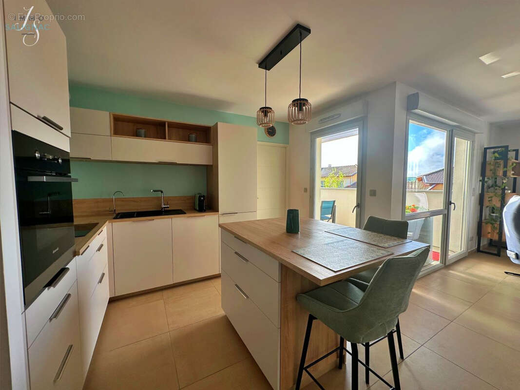 Appartement à PERONNAS