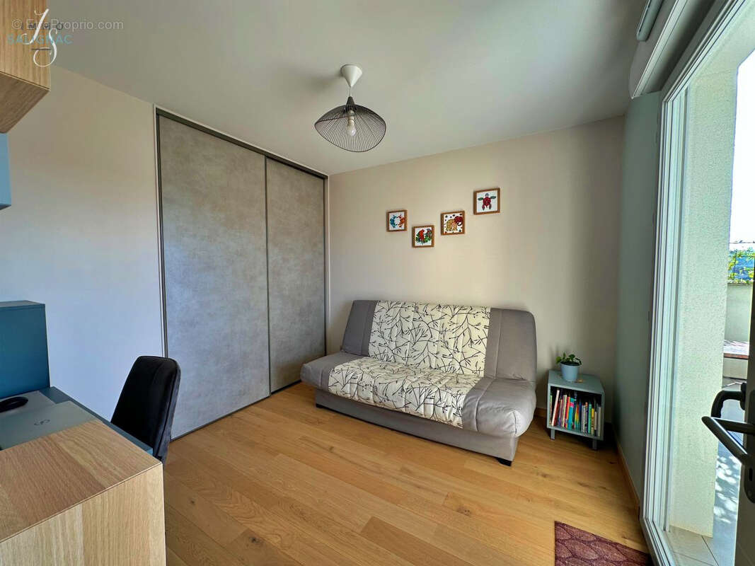 Appartement à PERONNAS