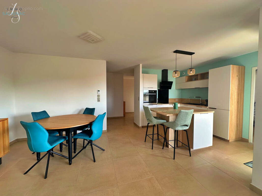 Appartement à PERONNAS