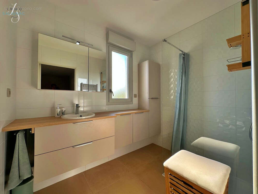 Appartement à PERONNAS