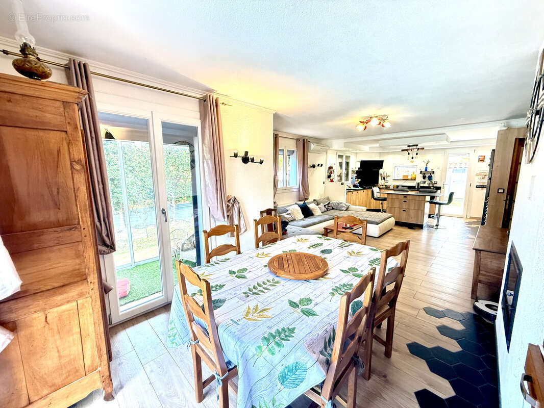 Maison à SAINT-LAURENT-DE-LA-SALANQUE