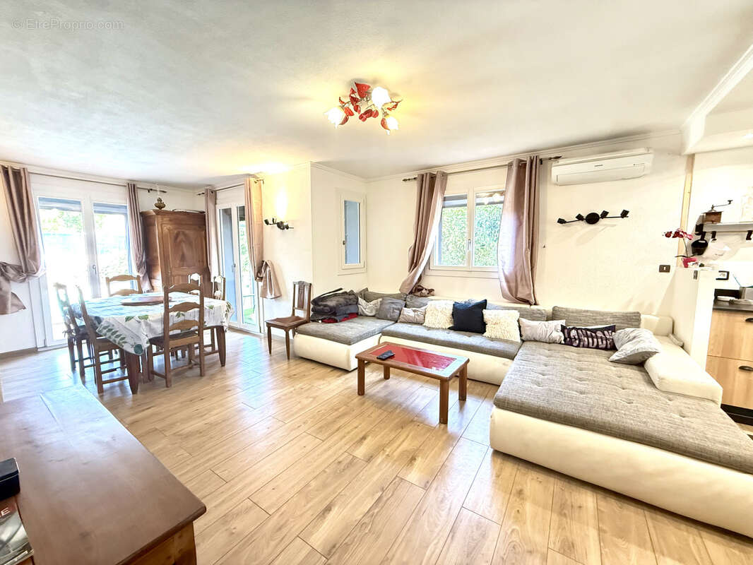 Maison à SAINT-LAURENT-DE-LA-SALANQUE