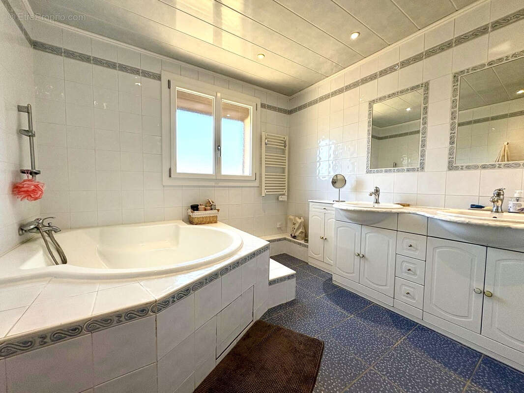 Maison à SAINT-LAURENT-DE-LA-SALANQUE