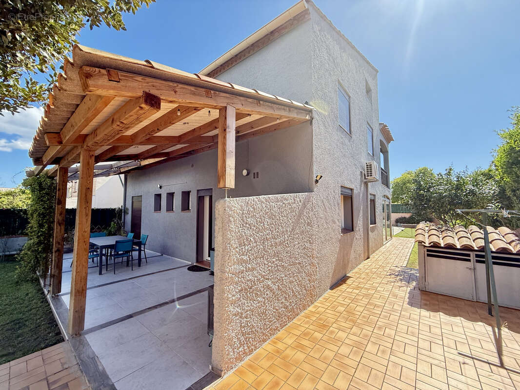 Maison à SAINT-LAURENT-DE-LA-SALANQUE