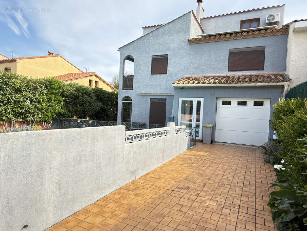 Maison à SAINT-LAURENT-DE-LA-SALANQUE