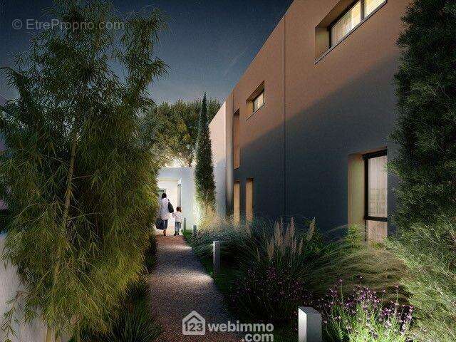 Accès bâtiment : vue nuit - Appartement à CASTELNAU-LE-LEZ