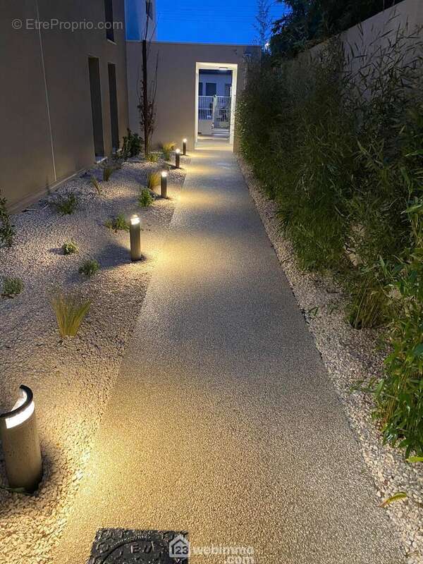 Accès bâtiment : vue uit - Appartement à CASTELNAU-LE-LEZ