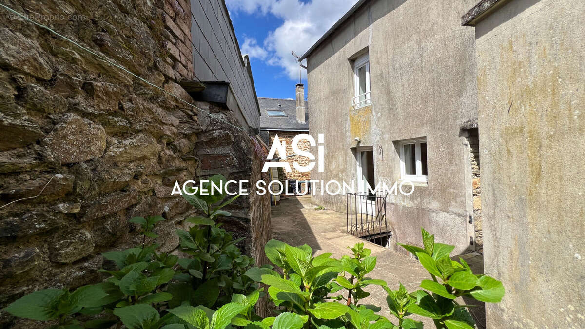 Maison à COURCITE