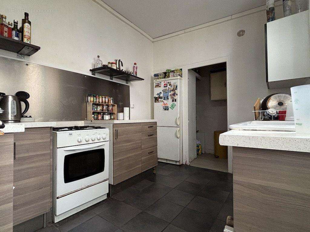 ... la cuisine ouverte de 8 m2, - Maison à POITIERS