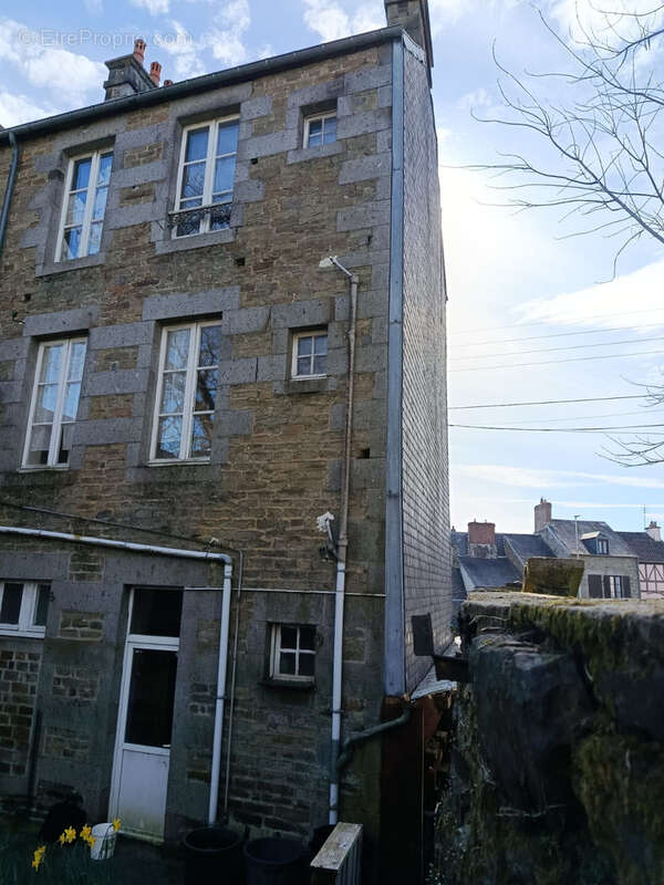 Commerce à CONDE-SUR-NOIREAU