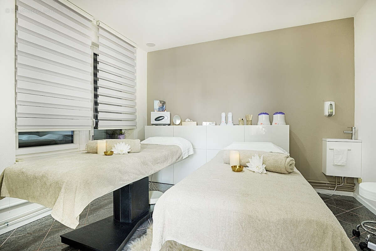 Commerce à VILLAGE-NEUF