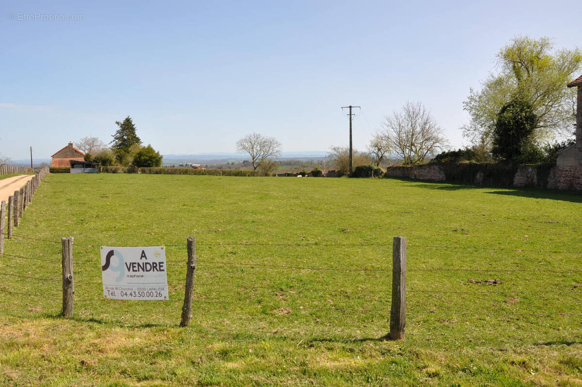 Terrain à MONTAIGUET-EN-FOREZ