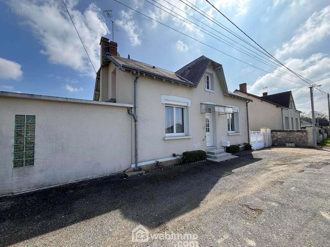 Actuellement ouverte directement sur la rue, cette façade offre la possibilité d&#039;aménager une cour d&#039;accueil ou un jardinet, la limite de propriété se situant quelques mètres en retrait. - Maison à DANGE-SAINT-ROMAIN