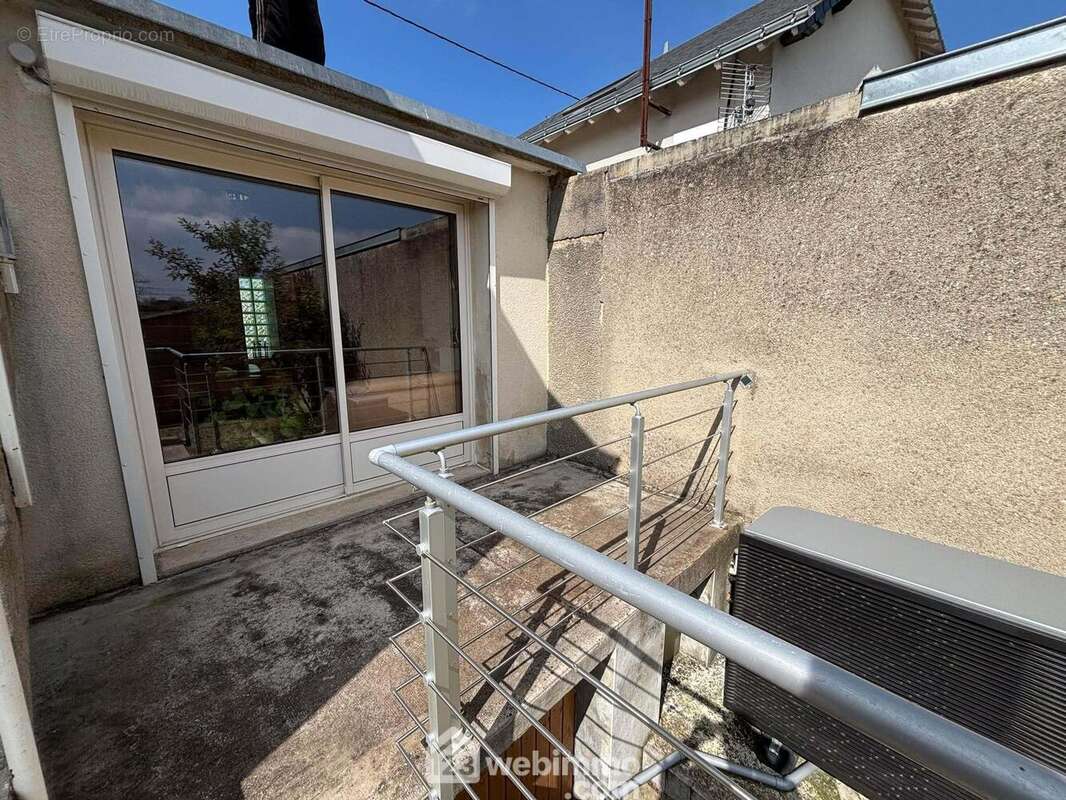 Ses baies vitrées ouvrent sur un balcon terrasse. - Maison à DANGE-SAINT-ROMAIN