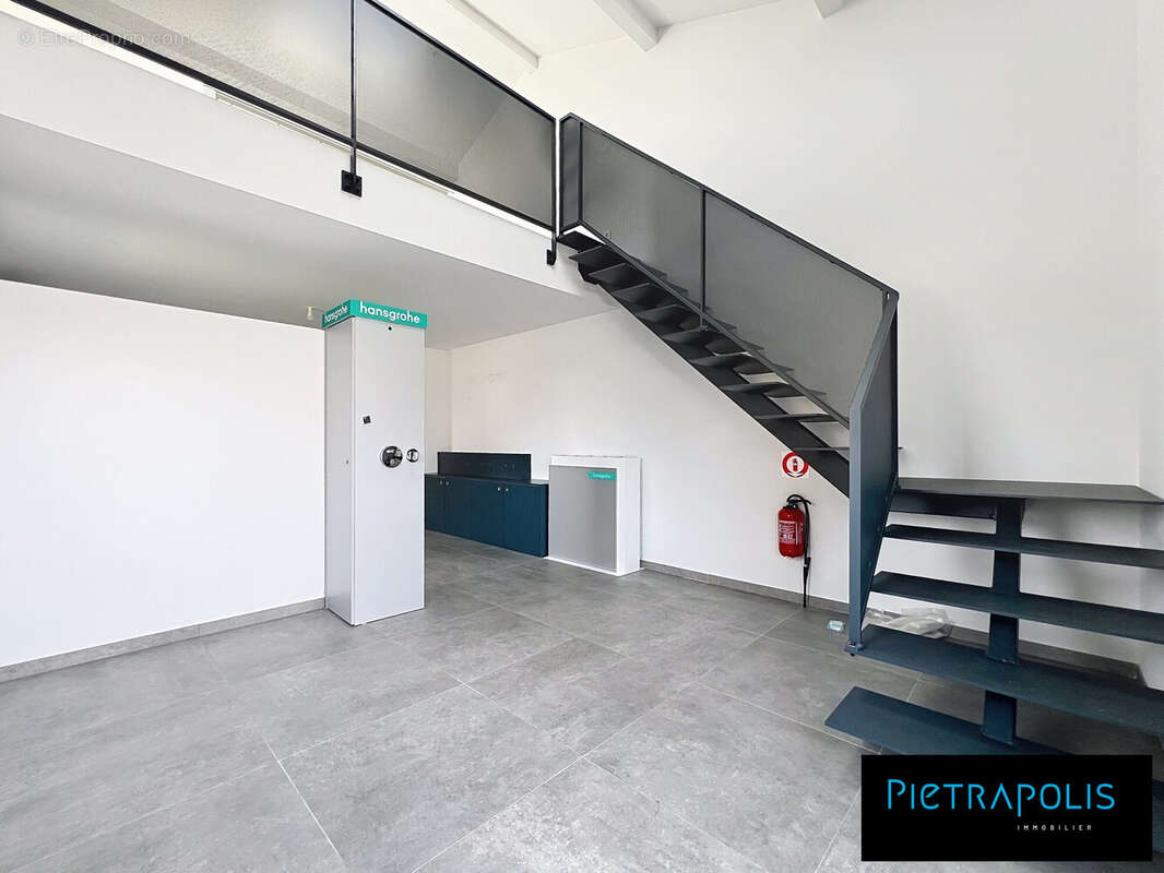 Commerce à PUSIGNAN