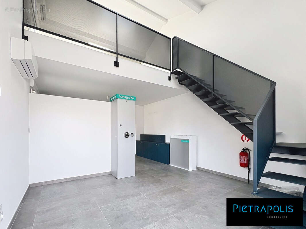 Commerce à PUSIGNAN