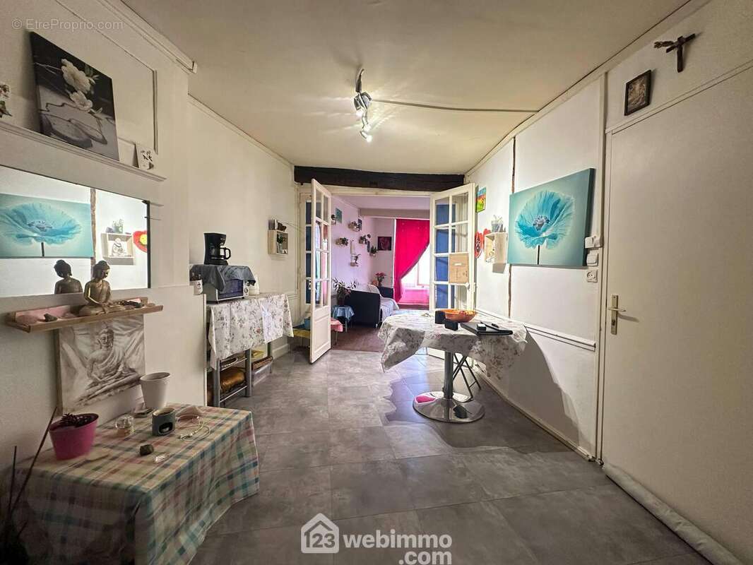 A ses cotés, la cuisine de 19 m² - Appartement à LAON