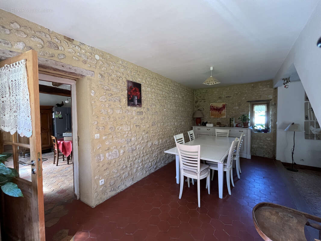 Maison à LA CHAPELLE-LA-REINE