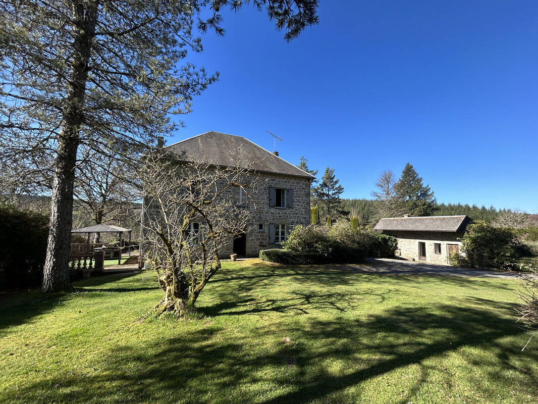 Maison à PEROLS-SUR-VEZERE