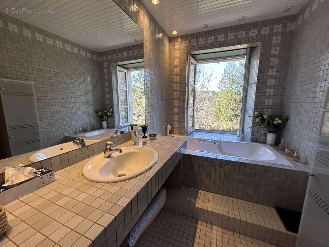 Maison à PEROLS-SUR-VEZERE