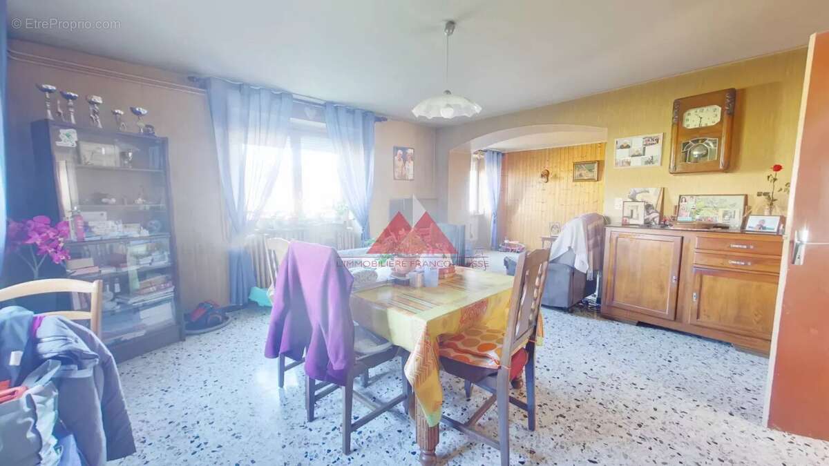 Maison à LA TOUR-DU-MEIX