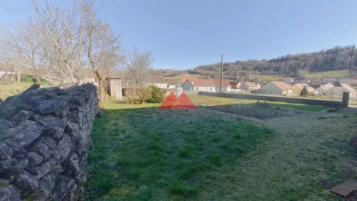 Maison à LA TOUR-DU-MEIX