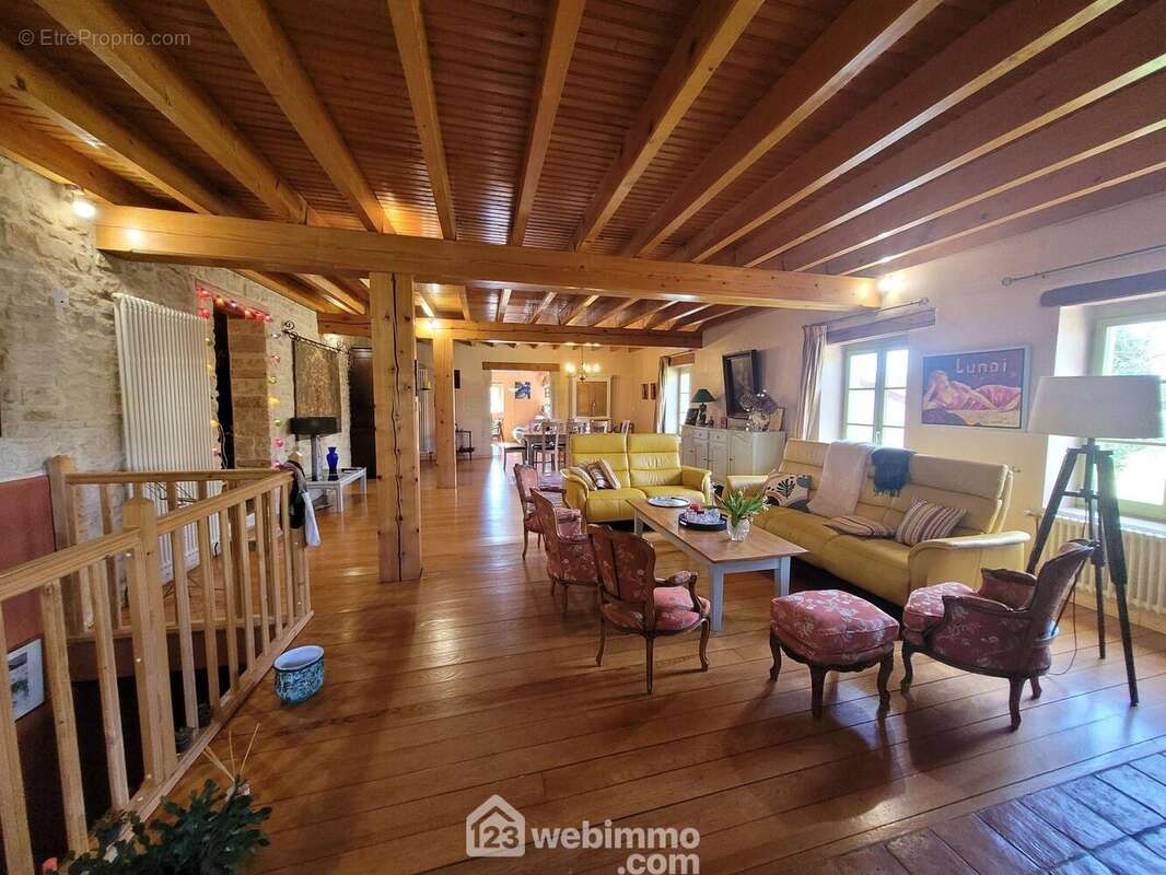 Pièce de vie - Maison à LACROIX-SUR-MEUSE