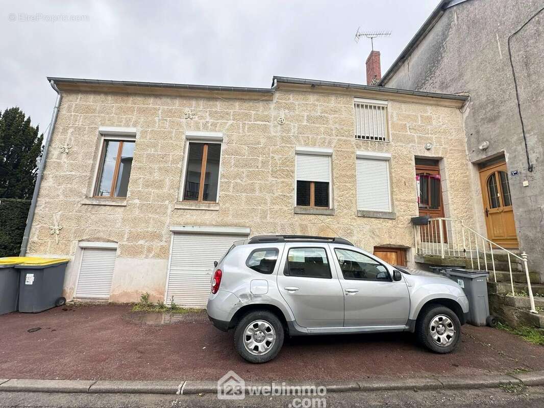 Découvrons la première maison libre de toute occupation d'une surface habitable de 99 m² - Maison à MAUREGNY-EN-HAYE