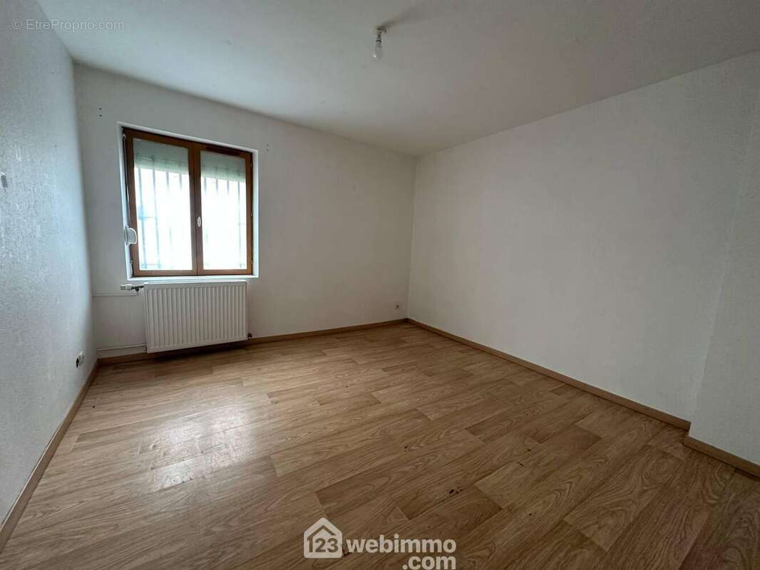 En rez-de-chaussée, voici la première chambre de 12 m² - Maison à MAUREGNY-EN-HAYE