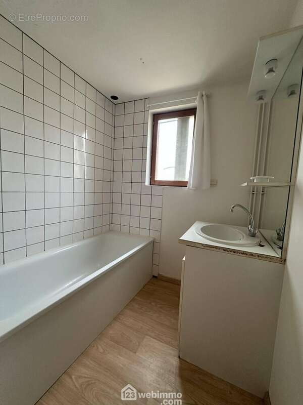 La salle de bains avec vasque sur meuble et une baignoire - Maison à MAUREGNY-EN-HAYE
