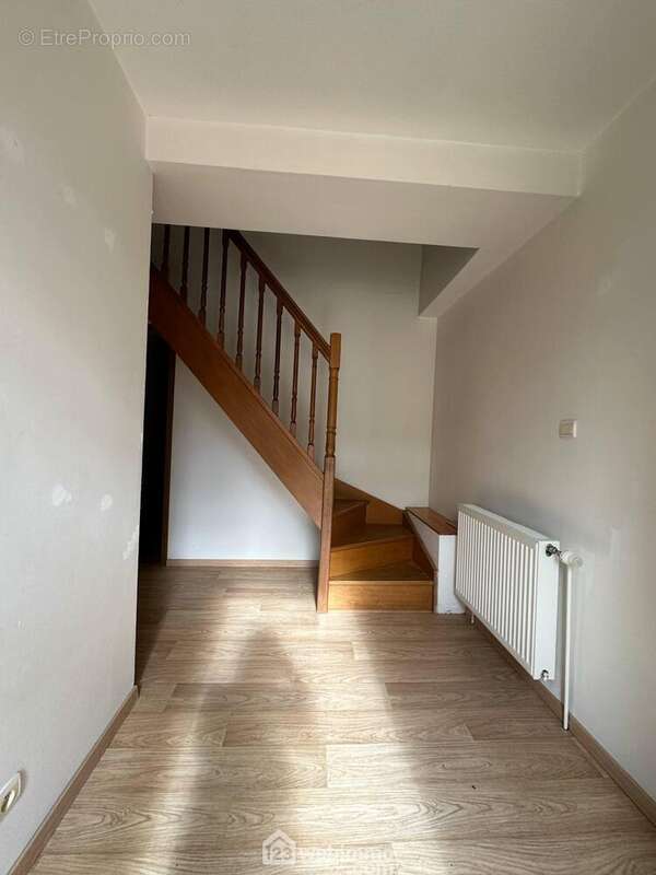 Une vaste entrée distribue ... - Maison à MAUREGNY-EN-HAYE