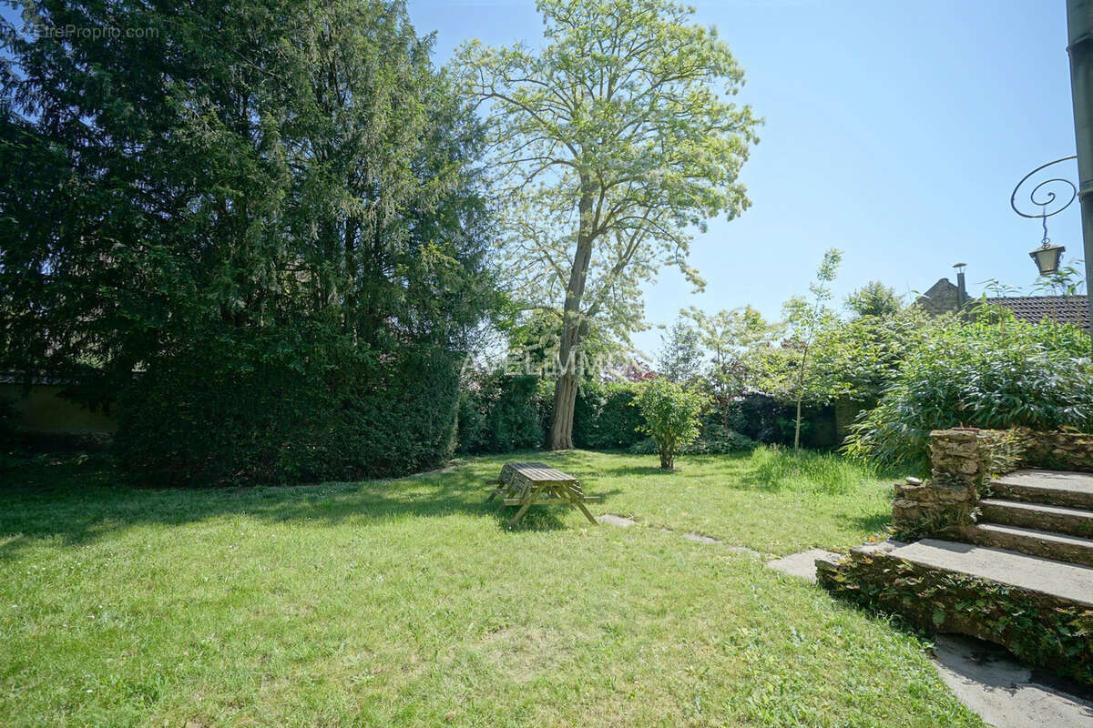 Maison à LA QUEUE-LES-YVELINES