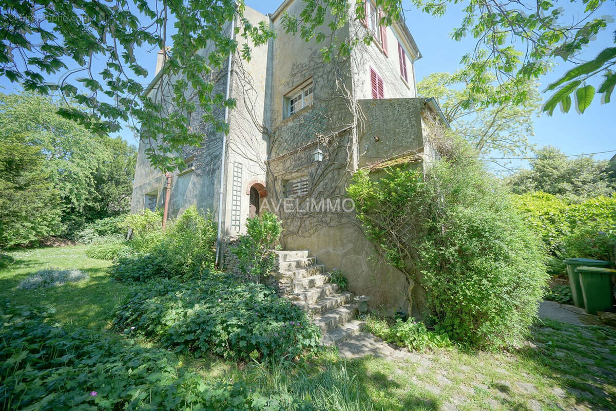 Maison à LA QUEUE-LES-YVELINES