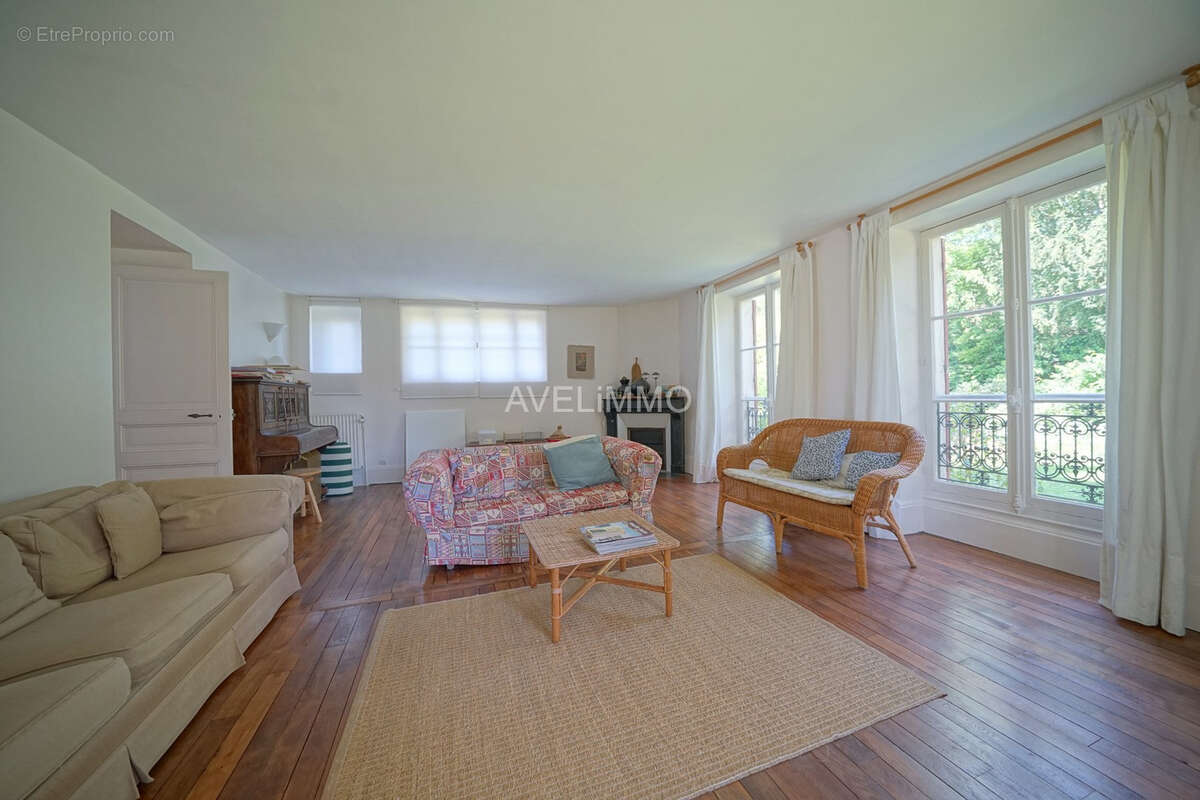 Maison à LA QUEUE-LES-YVELINES