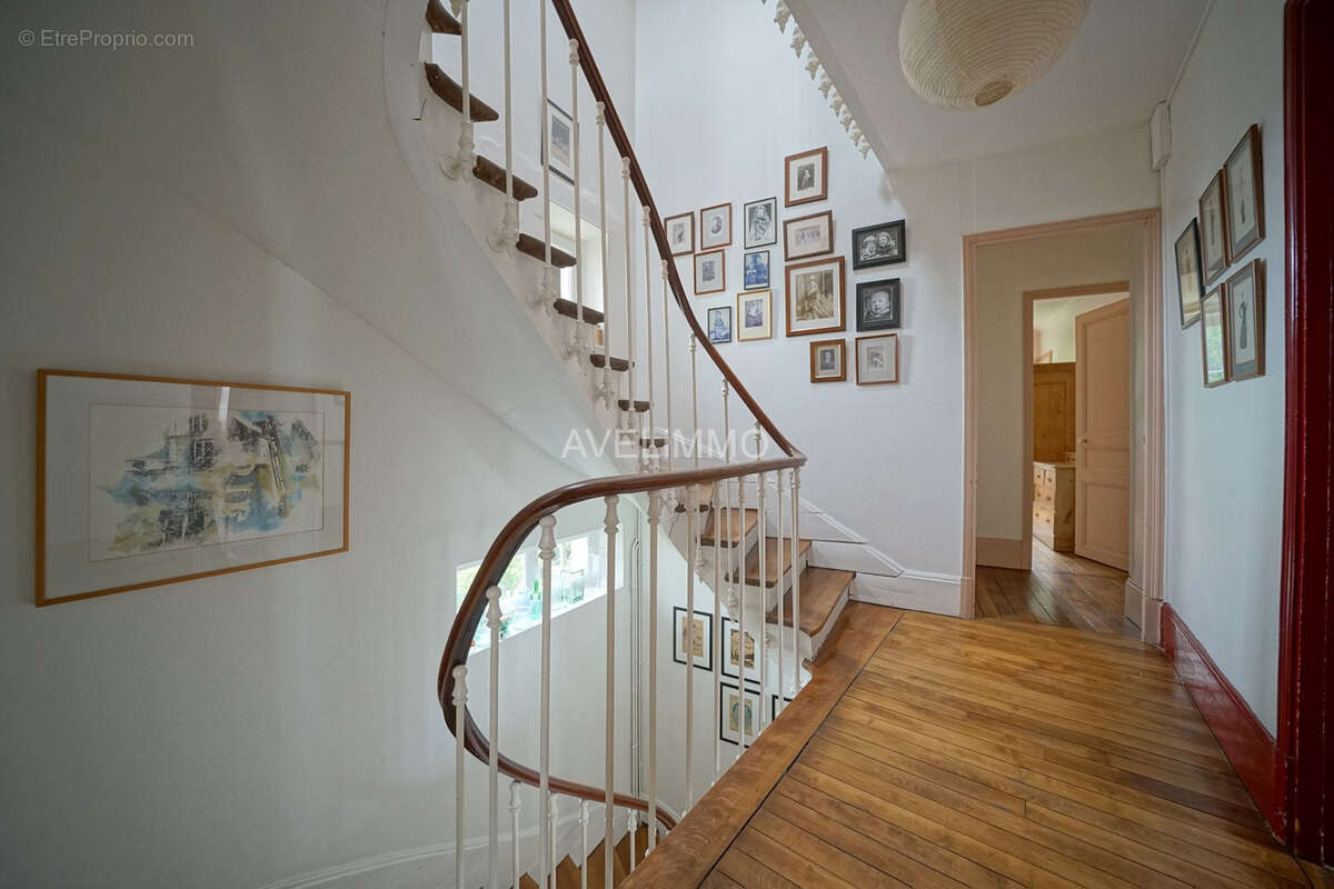 Maison à LA QUEUE-LES-YVELINES