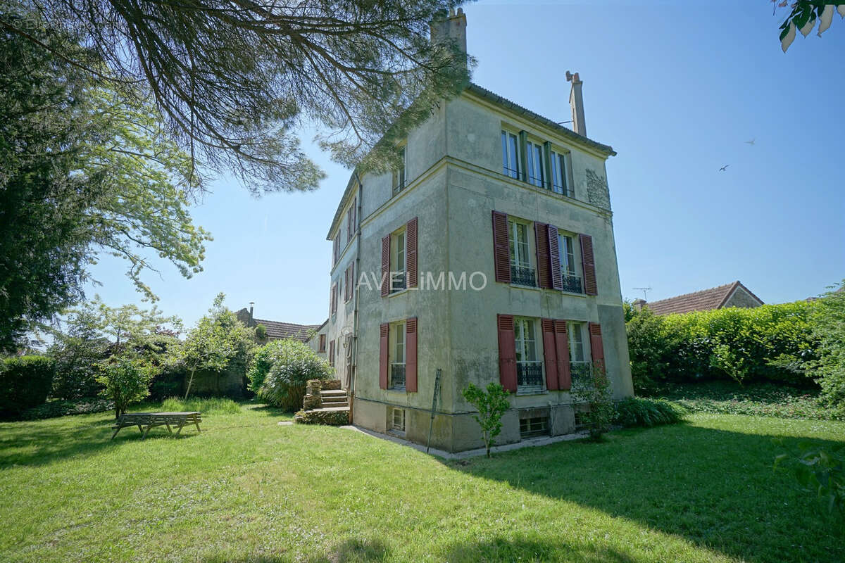 Maison à LA QUEUE-LES-YVELINES