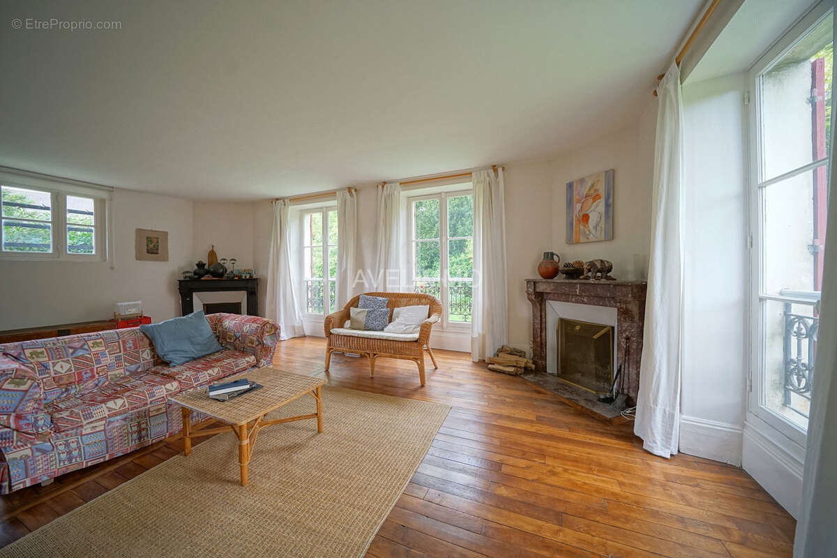 Maison à LA QUEUE-LES-YVELINES