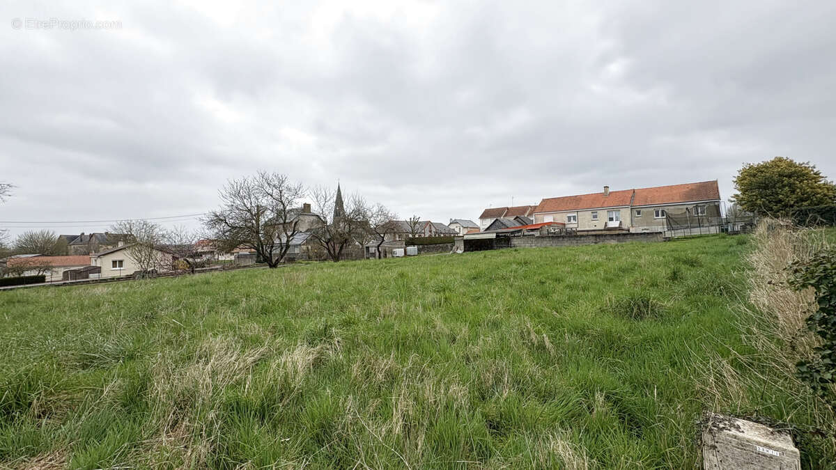 Terrain à NEUVY-EN-MAUGES