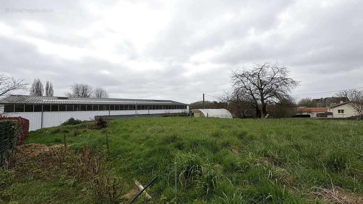 Terrain à NEUVY-EN-MAUGES
