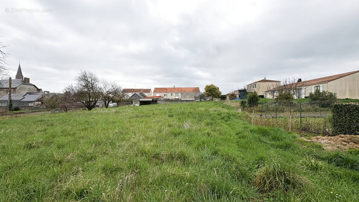 Terrain à NEUVY-EN-MAUGES