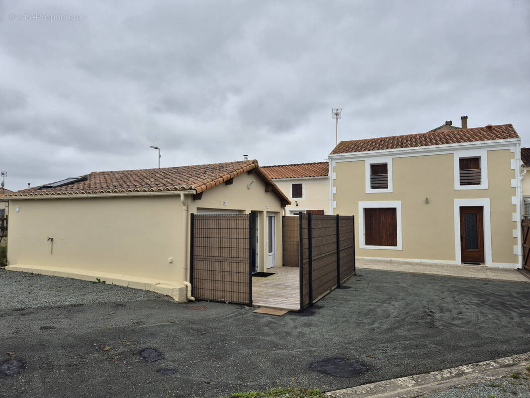 Maison à SAINT-LAURENT-DE-LA-PREE