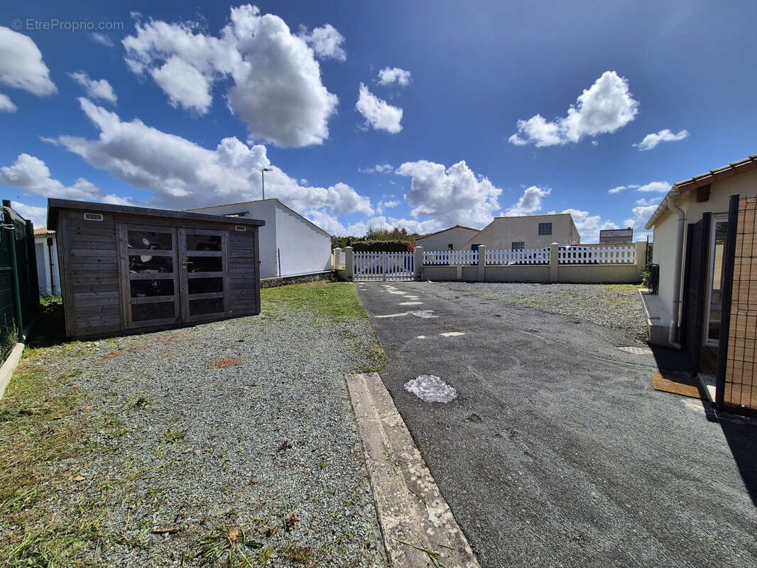 Maison à SAINT-LAURENT-DE-LA-PREE