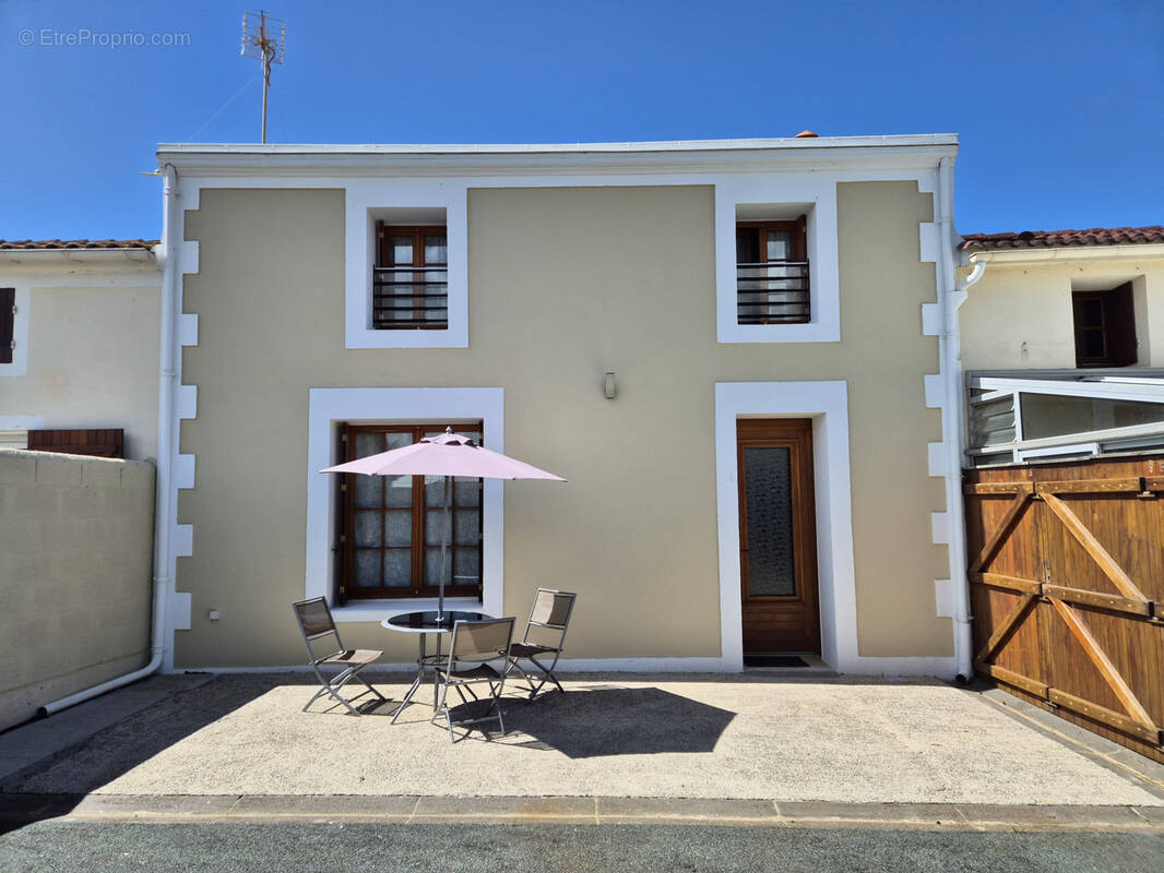 Maison à SAINT-LAURENT-DE-LA-PREE