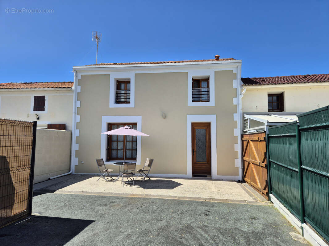 Maison à SAINT-LAURENT-DE-LA-PREE