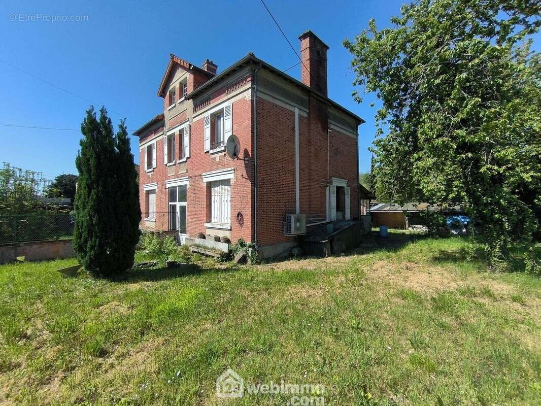 Belle maison de caractère à rénover, d&#039;une surface habitable de 145 m² - Maison à VAILLY-SUR-AISNE