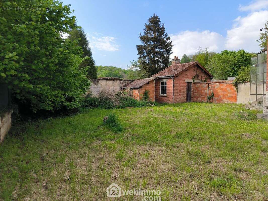 Érigée sur un terrain entièrement clos de 914 m² - Maison à VAILLY-SUR-AISNE